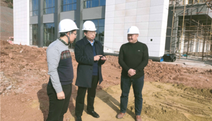 遂寧興業(yè)集團黨委副書記、監(jiān)事會主席、工會主席石鎮(zhèn)槐深入遂寧市興學商務中心項目、公共衛(wèi)生臨床醫(yī)療中心一期項目進行實地巡查